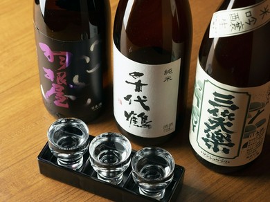富山の地酒を中心に80種以上を用意。稀少酒の飲み比べも叶う！