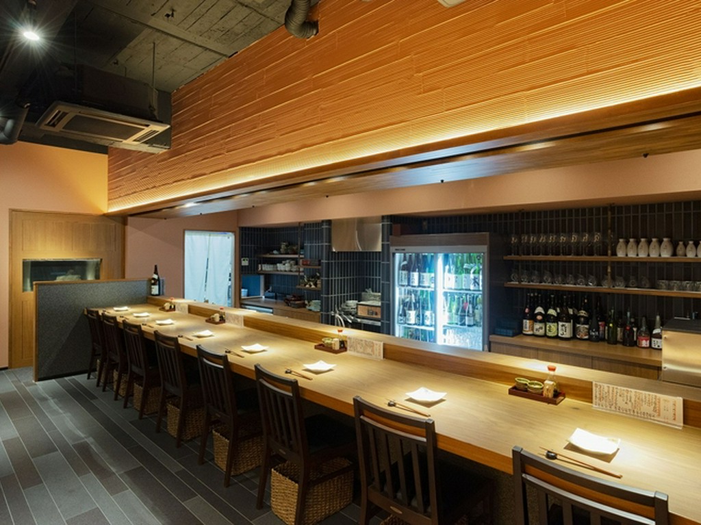 木の優しい風合いに包まれて憩える、大人のための居酒屋