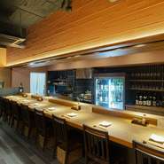 木の優しい風合いに包まれて憩える、大人のための居酒屋