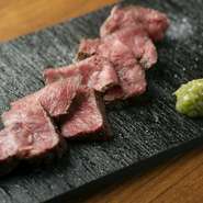 季節の本格和食と豊富な日本酒を揃え、あえて「居酒屋」と名乗るのも、この店の粋。高級すぎず、カジュアルすぎず、日常の中でおいしい和食とお酒を楽しめます。広いカウンターor2名様用個室で、二人でほっこり！