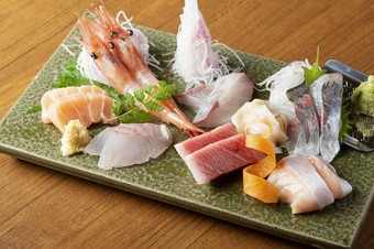 日本酒に合う！地元鮮魚で彩る『お造り盛り合わせ』小1～2人前