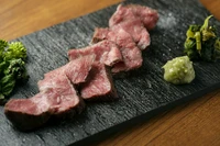 仕入れに応じて、ハラミ、シンシン、トウガラシなどの稀少部位も登場。詳細は店舗でご案内します。