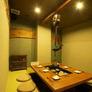 桜町の人気居酒屋【醸家】の姉妹店として、2022年に誕生。酒良し、料理良し、雰囲気良しの三拍子が揃うクオリティは【醸家】と同じ素晴らしさ。個室が多く、県内の方が県外のゲストをもてなす場としても重宝します。