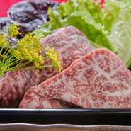 メイン食材は沖縄県宮古地域で生産・育成されたブランド黒毛和種「宮古牛」。その中でも、最高ランクのものを提供。また、生後30か月超の未経産牛にのみこだわった、全国有名産地の黒毛和牛雌牛のお肉も楽しめます。