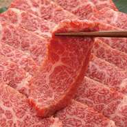 フィレの続きにある事からとても柔らかく程々に刺しの入った赤身肉です。イチボと比べるとランプの方がより赤身です。ただ焼き過ぎると固くなるのでレアかミディアムレアがお薦めです。