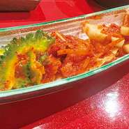 焼肉のパートナーにぴったりの季節の島野菜のキムチの盛り合わせ。なかでもぜひ一度賞味したいのが、特注品の『もずくのキムチ』。風味・食感豊かな、沖縄ならではの逸品です。
