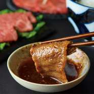 モモ側の赤身。赤身と呼ばれる部位は五等級でも焼き過ぎると硬くなるので網に食べる分だけ乗せて焼いて下さい。
レアかミディアムレアで。