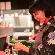 心より喜んでいただくことこそが、女将はじめスタッフたちにとっての“おもてなし”。今この瞬間、誰に向けての気配りが求められるかを常に意識。より快く食事を楽しめるお店づくりに取り組んでいます。