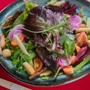 シェフ自ら農園で育てた野菜たちにも注目