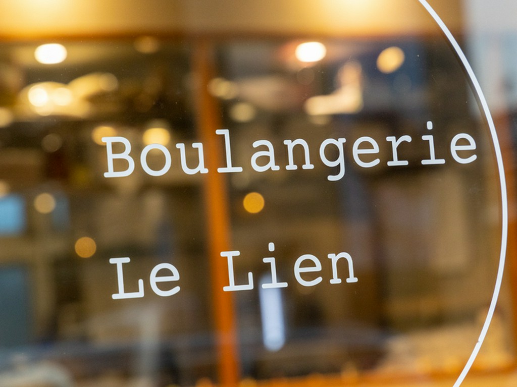 シンプルかつシックな空間で、こだわりパンの魅力を堪能できる