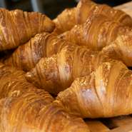 フランス産小麦を主体としたデトランプに、北海道産特選発酵バターを丁寧に折り込んだ『クロワッサン』は、常時50種以上のパンが並ぶ同店でも不動の人気No.1。外はパリッと中はふんわりの食感と香りがたまりません。