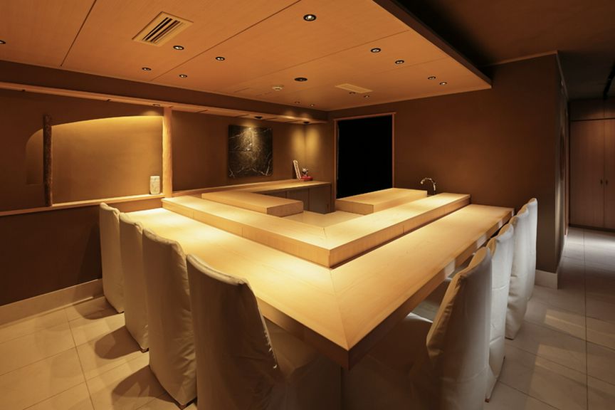 都会の喧騒を感じさせない、木の温もりと清潔感に溢れる粋な空間