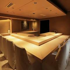 都会の喧騒を感じさせない、木の温もりと清潔感に溢れる粋な空間