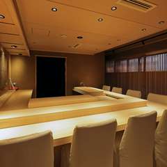 カウンターで大将との会話を楽しむ、一人で過ごす優雅な時間