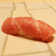 とろけるような食感と、甘みが楽しめる。贅沢な一貫『まぐろ』