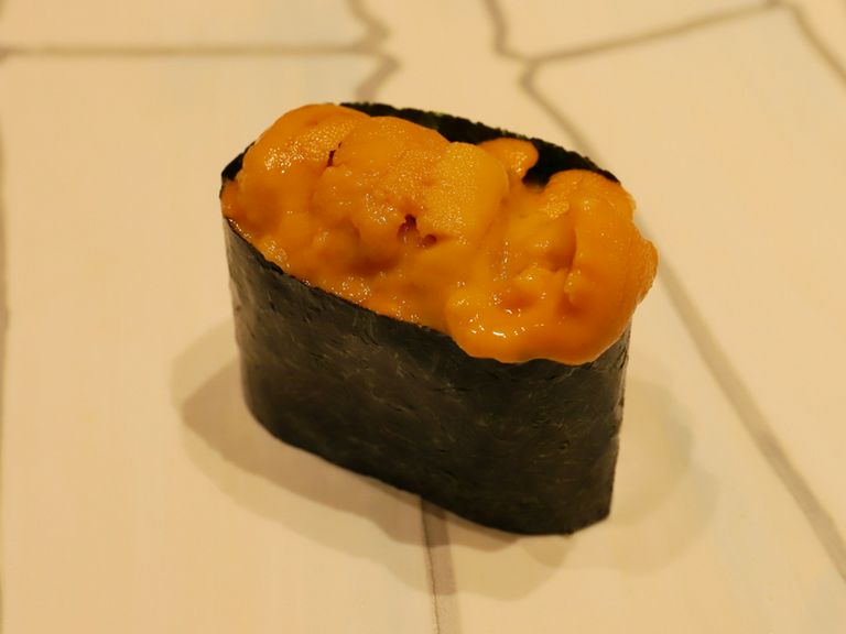 その時期最もおいしい、濃厚なうにを握りで味わう。上質な旨みを堪能『うに』