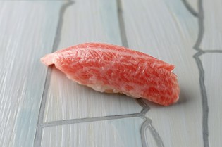 五感で味わう“おもてなし”。王道の握り『まぐろ』