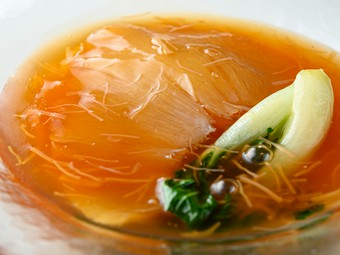 滋味深い味わいに癒やされる『干し貝柱入りフカヒレの姿煮』