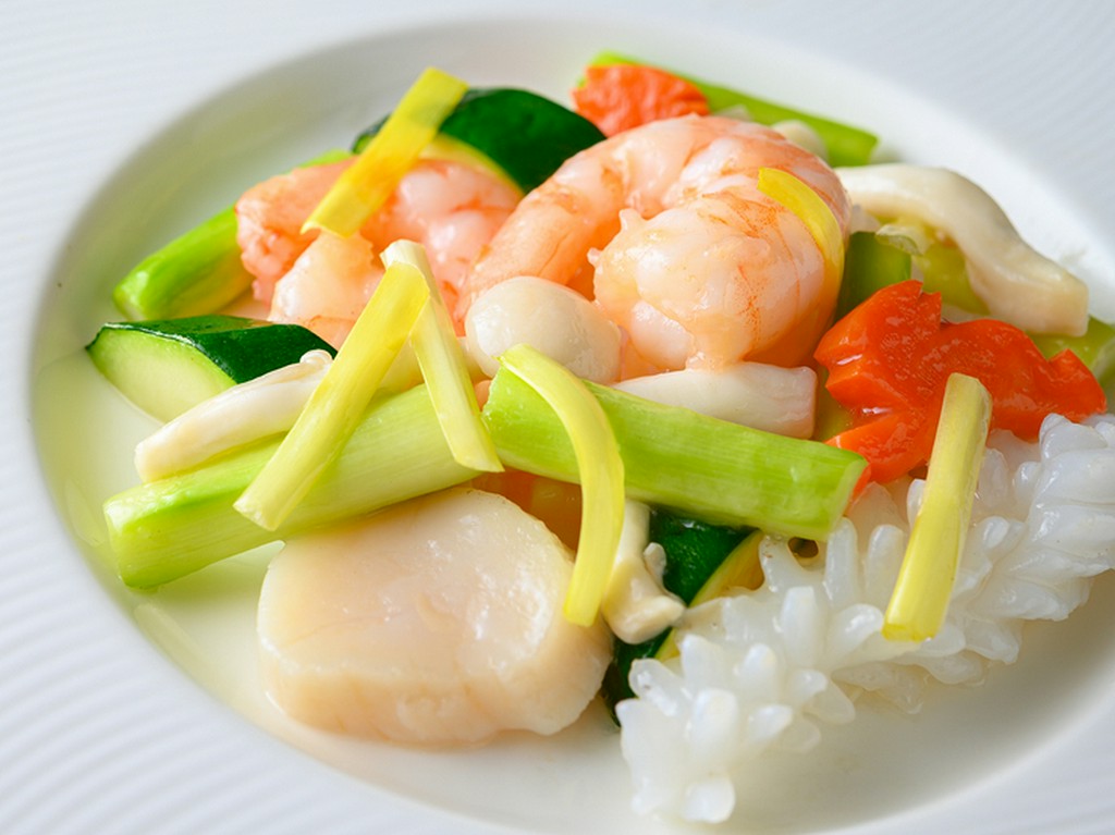 大きな海老のプリッとした食感がたまらない『大海老・ホタテ・イカの塩味炒め』