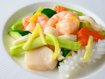 大きな海老のプリッとした食感がたまらない『大海老・ホタテ・イカの塩味炒め』