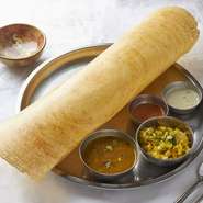マサラドーサ（南インドのクレープのような料理です。ポテトマサラ入り）
サンバル（南インドで食べられるスパイスを使ったスープ）
ポリヤル（ココナッツ入り野菜炒め）、トマト＆ココナッツ・チャッネ 、サラダ