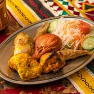 インドより取り寄せたタンドール釜で焼き上げたチキン、シシカバブー、チキンティッカ、フィッシュグリルの盛り合わせ