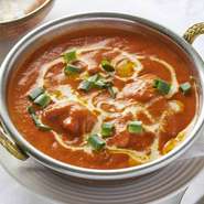 チキン・バターマサラと、ハチミツをかけた、ほんのり甘いチーズナンのセットでボリューム満点