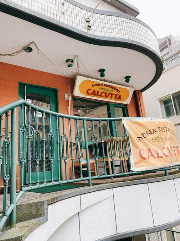 階段を上がって2階にあります