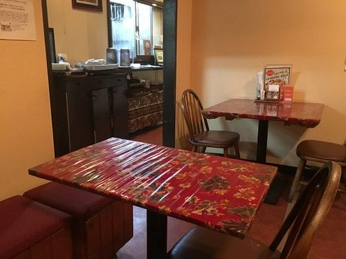 落ち着いたテーブル席