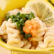 季節感を大切にしている【寿し処　彩華】。その時々の旬食材を仕入れており、寒い時期には「白子」や「生牡蠣」などがいただけます。訪れる度に異なる味わいに出合えるため、飽きることなく楽しめる一軒です。