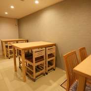 明るく清潔感のある店内には、カウンター6席とテーブル席を3つ完備。完全個室も用意されているため、他のゲストを気にすることなく過ごせます。またお座敷もあり、家族水入らずでの食事にも最適です。
