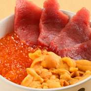 マグロ・ホタテ・イカ・イクラ・サーモン・甘エビ・トビッコ・タコ・ズワイガニ
※上記の中から好みの魚介を3品選び、オリジナルの丼をいただける逸品
※ウニは、上記3品＋2,500円にてトッピングできます
味噌汁付き