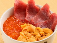 好み味にカスタマイズできる。数量限定の『三食丼』 ※＋400円であら汁に変更可