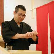 食事だけでなくお店の雰囲気作りにも注力し、かつゲストとの会話も大切にしている永山さん。「今日のおすすめ」や「魚介の詳細」も教えてくれるので、一層食事を楽しむことができます。