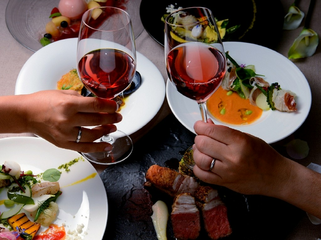 ハイグレードなコースに舌鼓を打つ、大人のデート