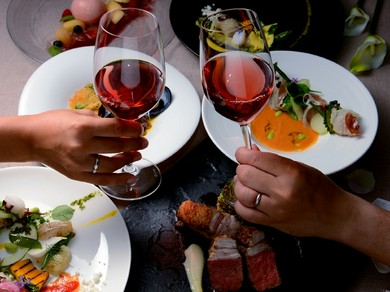 ハイグレードなコースに舌鼓を打つ、大人のデート