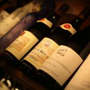 シニアソムリエがセレクトする170種・500本を超えるワイン。フランス産を中心に、新世界のワインも幅広くラインナップしています。料理との相性やニーズ、その日の気分に合わせた一本と巡り合えることでしょう。