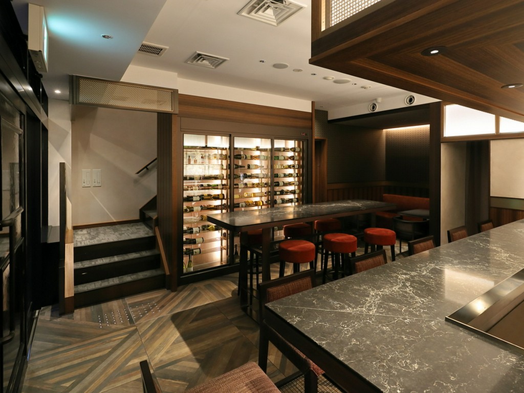 ワインをこよなく愛するレディーが集うカジュアルフロア