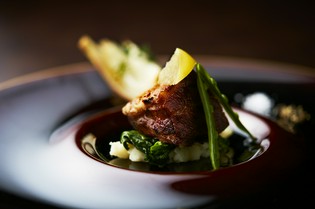 『焼き牛頬肉　ジュのソース　レモンコンフィのアクセント』