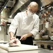調理に入る前の段階、素材を厳格に見極めていくところから料理はスタート。素材のおいしさがピークに達するタイミングを逃さないことが、おいしさに繋がっていくそうです。