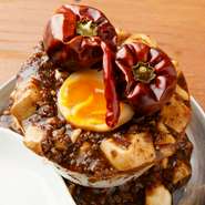 山椒の刺激的な辛さと風味がクセになる四川麻婆豆腐。食べずには帰れない『魚刺し盛り』と並ぶ当店のオススメメニューです。