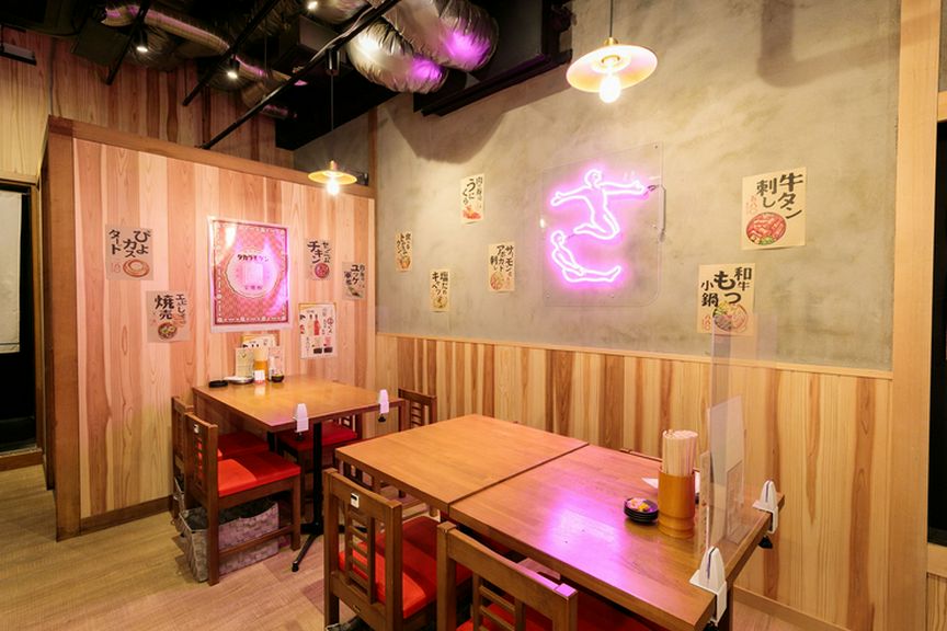 ピンクのネオンが映えるかわいい店内