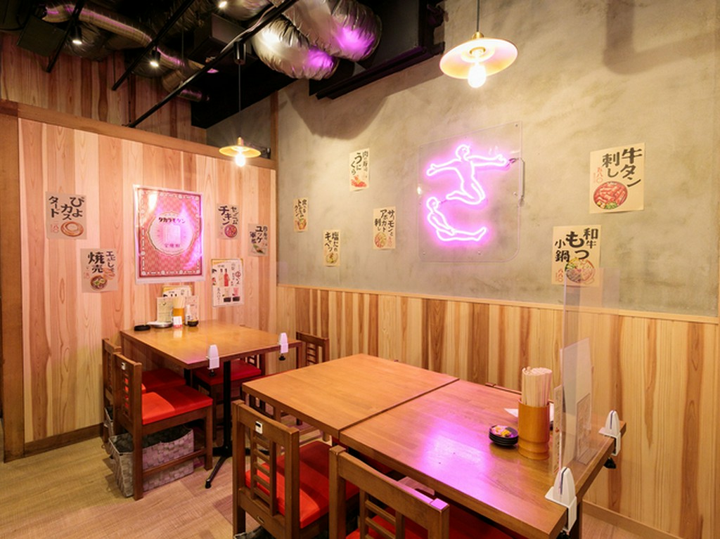 ピンクのネオンが映えるかわいい店内