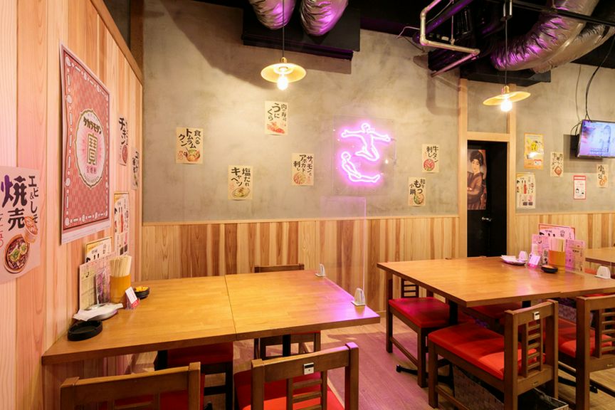 ネオンがきれいな広々としたフロア