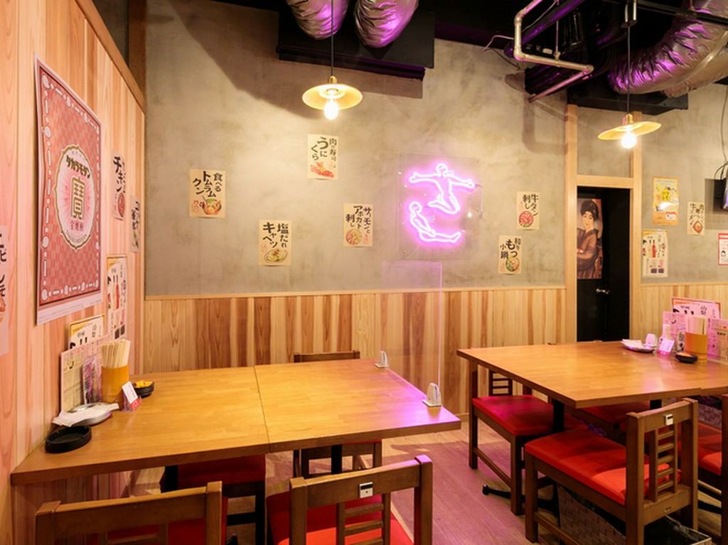 ネオンがきれいな広々としたフロア