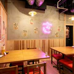 ネオンがきれいな広々としたフロア