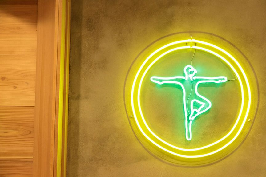 居酒屋の定番メニューや和食を中心とした多国籍料理店