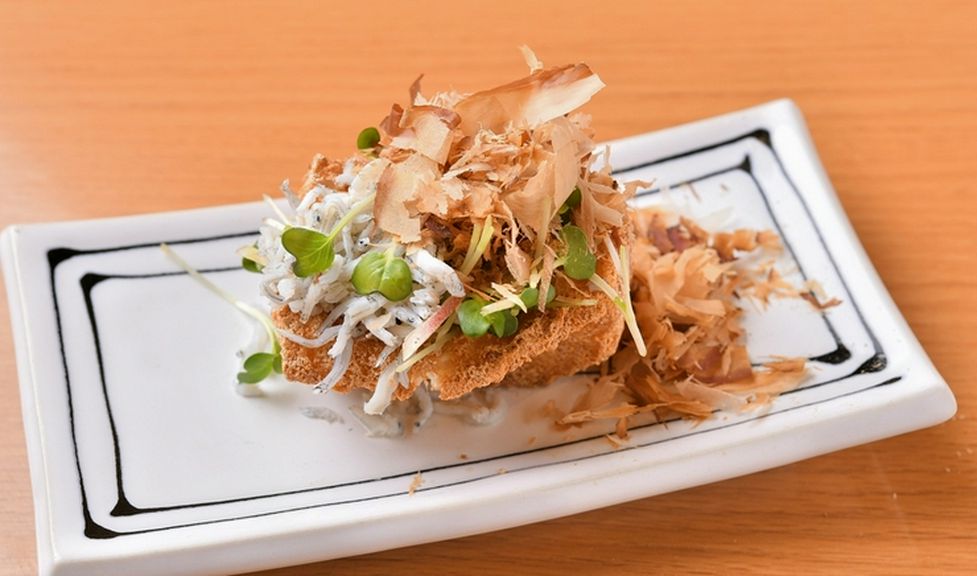 シラスがのった厚揚げは、さっぱりとした味わいです。