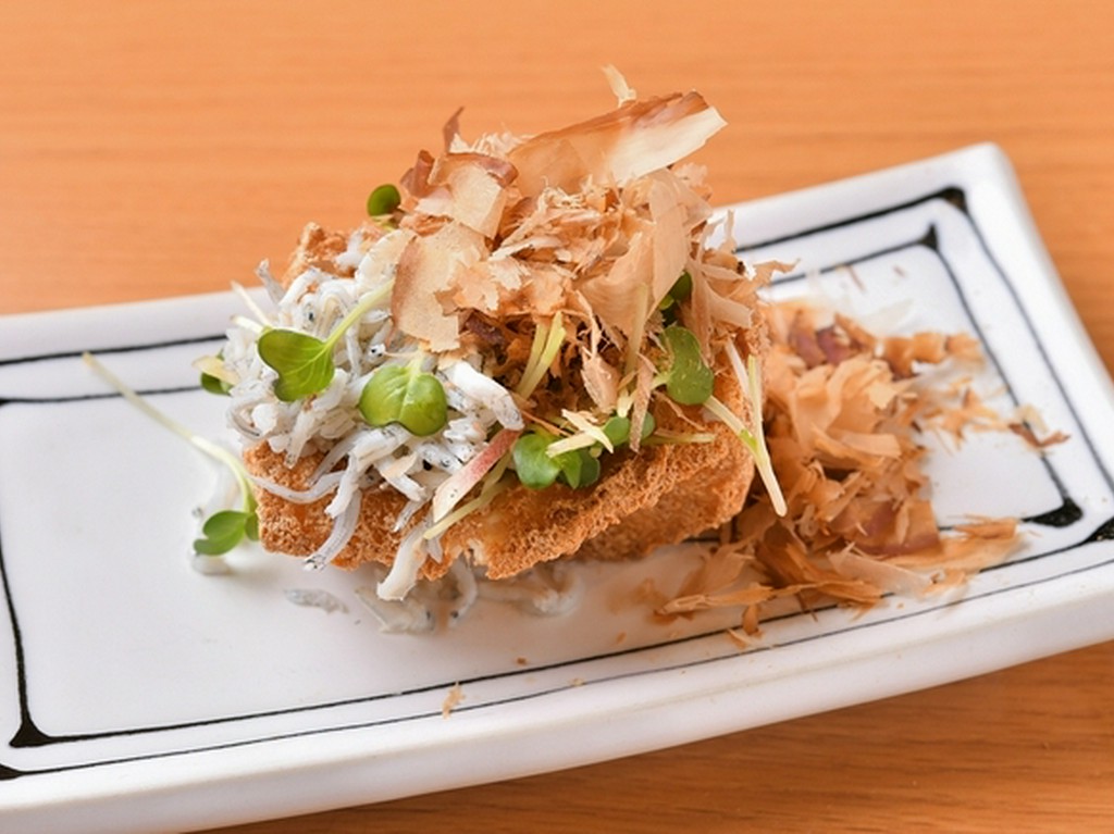 シラスがのった厚揚げは、さっぱりとした味わいです。