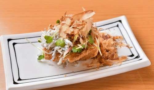 シラスがのった厚揚げは、さっぱりとした味わいです。